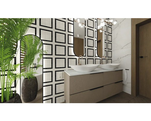 Svetlá kúpeľňa s umývadlovou skrinkou, zrkadlami a mozaikovými obkladmi