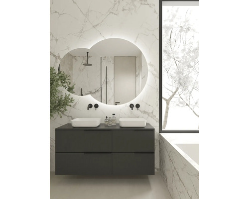 Svetlá kúpeľňa s dvojitým umývadlom, spodnou skrinkou a osvetleným zrkadlom