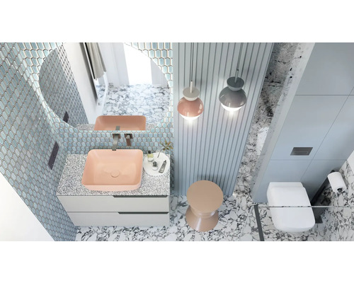 Svetlá kúpeľňa s umývadlom, zrkadlom, toaletou a osvetlením.