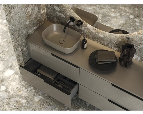 Kúpeľňa s umývadlom, misou, zrkadlom a zásuvkami