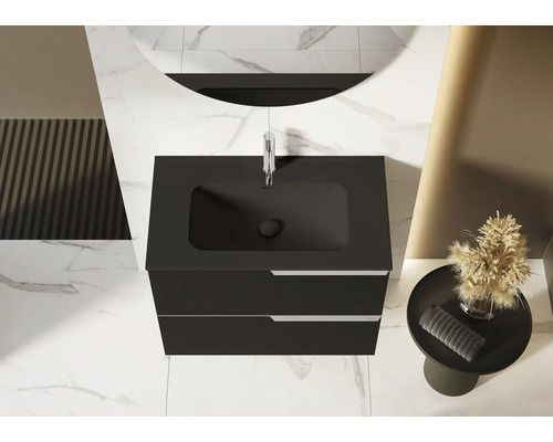 Moderná kúpeľňa s umývadlovou skrinkou a zrkadlom