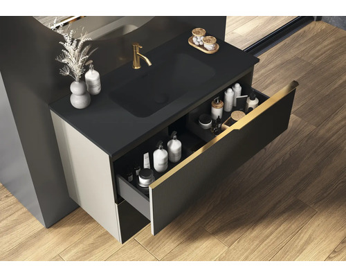 Kúpeľňová skrinka so zásuvkami na uloženie kúpeľňových potrieb.