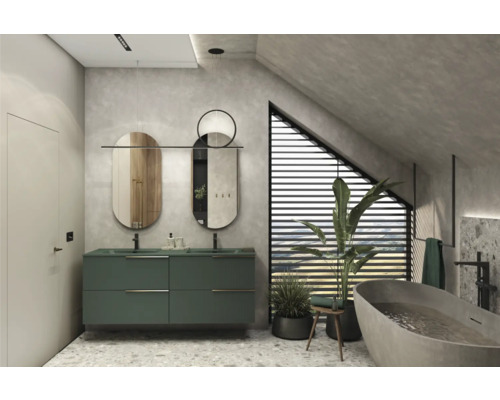 Moderná kúpeľňa so zeleným umývadlom, dvoma zrkadlami a voľne stojacou vaňou pod šikmou strechou.