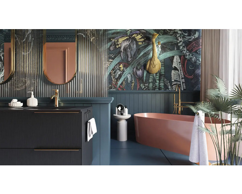 Elegantná kúpeľňa s umývadlom, zrkadlami, vaňou a dekoratívnou maľbou stien.