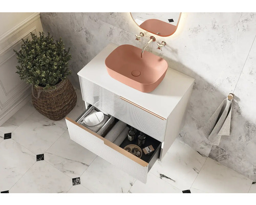 Moderná kúpeľňa s umývadlom, skrinkou so zásuvkami a dekoratívnymi prvkami.