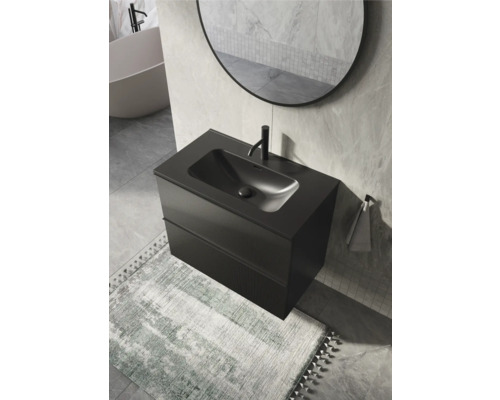 Moderná kúpeľňa s čiernou skrinkou pod umývadlo, umývadlom na dosku a zrkadlom