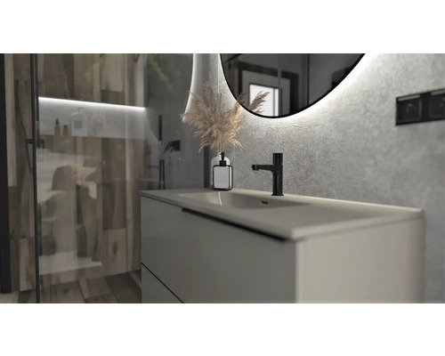 Moderná kúpeľňa s umývadlom, vodovodnou batériou a zrkadlom s osvetlením