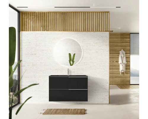 Moderná kúpeľňa s umývadlovou skrinkou, zrkadlom a drevenými prvkami