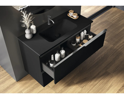 Čierna skrinka pod umývadlo s otvorenou zásuvkou v kúpeľni