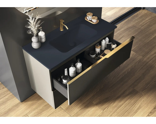 Kúpeľňová skrinka s otvorenou zásuvkou na uloženie kúpeľňových potrieb.