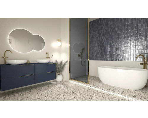 Moderná kúpeľňa s dvojitým umývadlom, sprchou a voľne stojacou vaňou