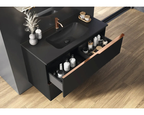 Skrinka pod umývadlo s otvorenou zásuvkou v kúpeľni