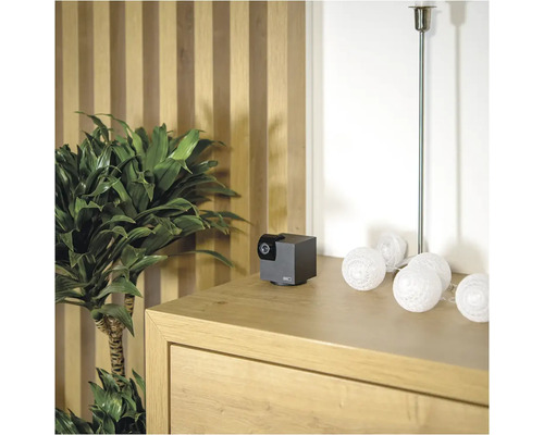 Krychlová bezpečnostná kamera na komode