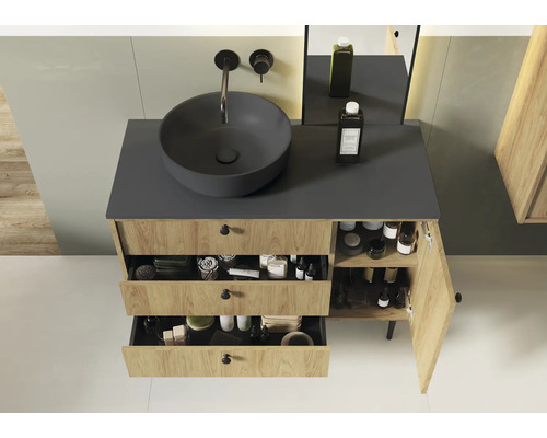 Kúpeľňa s umývadlovou skrinkou, umývadlom na dosku a otvoreným úložným priestorom na kúpeľňové potreby