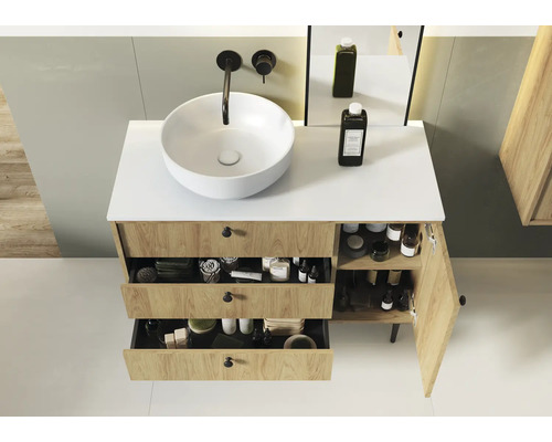 Kúpeľňa s umývadlovou skrinkou, umývadlom na dosku a otvorenými zásuvkami na uloženie kúpeľňových potrieb.