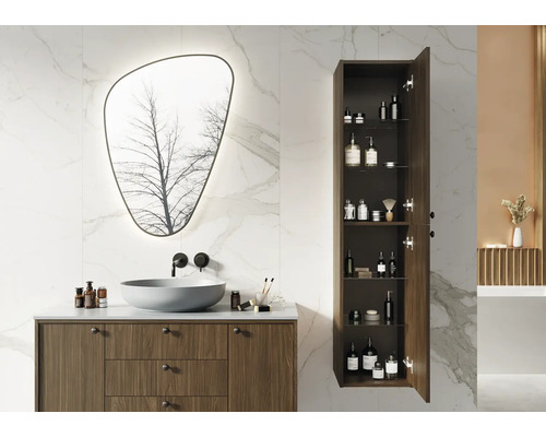 Moderná kúpeľňa s umývadlom, zrkadlom a otvorenou vysokou skriňou na uloženie kúpeľňových potrieb