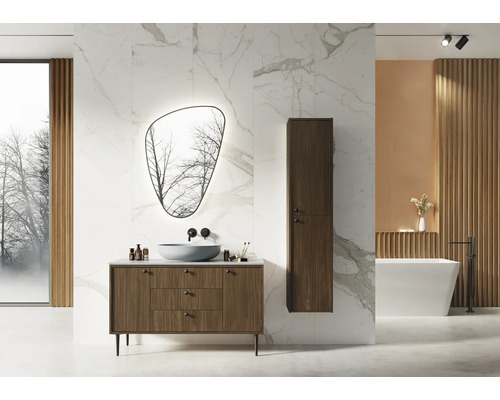 Svetlá kúpeľňa s umývadlom, zrkadlom, vysokou skriňou a vaňou