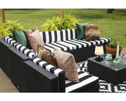 Záhradná sedacia súprava s pruhovanými poduškami a vzorovanými vankúšmi na terase
