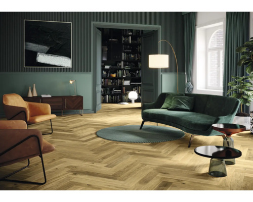 Obývacia izba s parketovou podlahou vo vzore rybej kosti, pohovka, kreslá a dekorácie