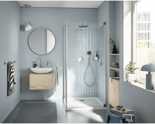 Svetlá kúpeľňa so sprchou, umývadlom, zrkadlom a uterákmi