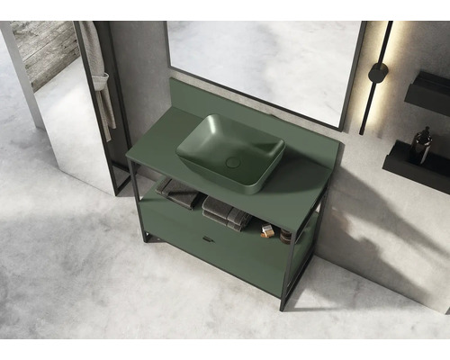 Kúpeľňa s umývadlovou skrinkou a umývadlom na dosku vo svetlej miestnosti.