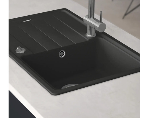 Čierny granitový kuchynský drez s odkvapkávacou plochou a batériou