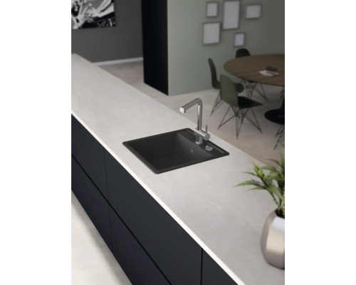 Kuchynský drez s vodovodnou batériou na kuchynskej linke.