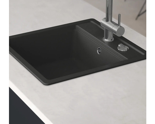 Čierny drez s batériou na pracovnej doske