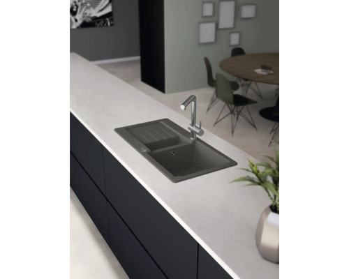 Kuchynská scéna s drezom, batériou a pracovnou doskou