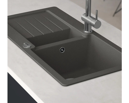 Granitový kuchynský drez s odkvapkávacou plochou a vodovodnou batériou