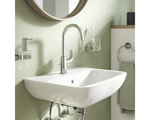 Moderné kúpeľňové umývadlo s batériou, dávkovačom mydla a držiakom na pohár na zubné kefky