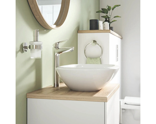 Moderná kúpeľňa s umývadlom, batériou, zrkadlom a kúpeľňovým nábytkom