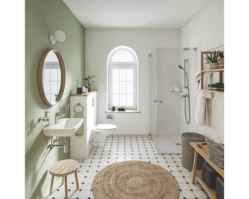 Kúpeľňa s umývadlom, toaletou, sprchou a dekoráciami