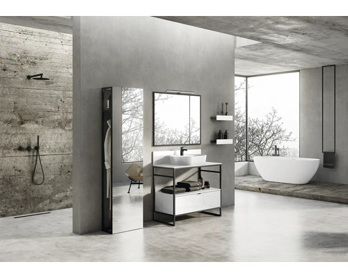 Svetlá kúpeľňa so sprchou, umývadlom, zrkadlom a vaňou v modernom dizajne