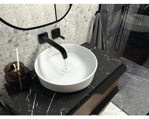 Moderná kúpeľňa s umývadlom na dosku, batériou a mramorovou doskou