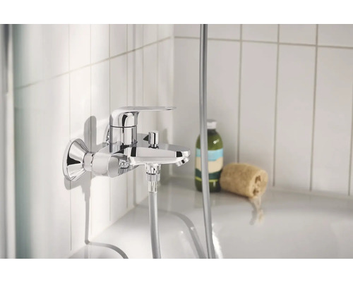 Nástenná sprchová batéria v kúpeľni s chrómovaným povrchom