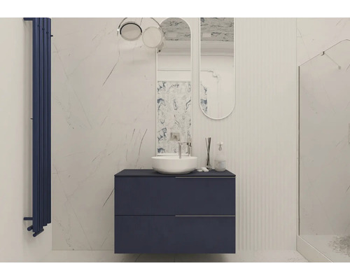 Moderná kúpeľňa s modrou skrinkou pod umývadlo, umývadlom na dosku, radiátorom a zrkadlom