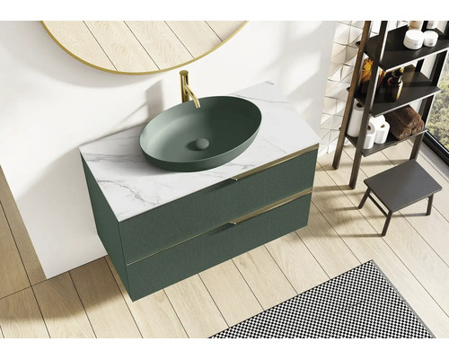 Kúpeľňa s umývadlovou skrinkou, umývadlom, batériou a regálom