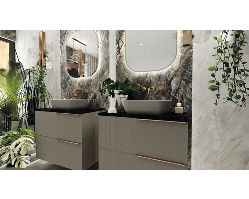 Moderná kúpeľňa s dvomi umývadlami, zrkadlami a rastlinami pre svetlú a organizovanú atmosféru