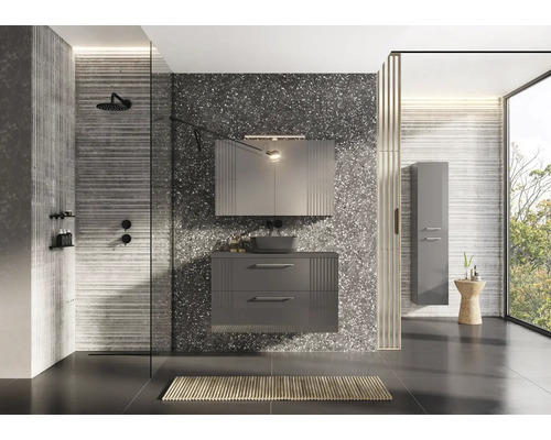 Moderná kúpeľňa so sprchou, skrinkou pod umývadlo, zrkadlovou skrinkou a vysokou skrinkou