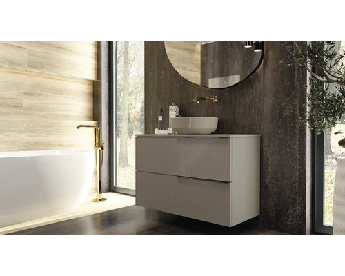 Kúpeľňa s umývadlovou skrinkou, umývadlom na dosku, zrkadlom a vaňou