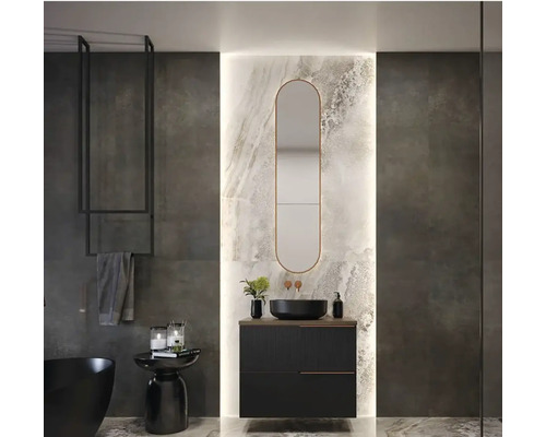 Moderná kúpeľňa s umývadlovou skrinkou, zrkadlom, držiakom na uteráky a vaňou.