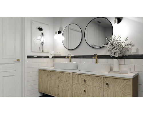 Kúpeľňa s umývadlom, dvoma umývadlami na dosku, okrúhlymi zrkadlami a nástennými svietidlami