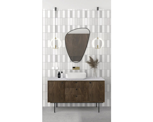 Kúpeľňa s umývadlovou skrinkou, umývadlom na dosku, zrkadlom a osvetlením