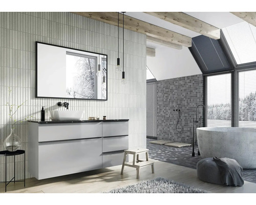 Svetlá kúpeľňa s umývadlom, zrkadlom, vaňou a dreveným stropom