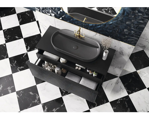 Moderná kúpeľňa s umývadlom na skrinke, batériou a otvorenou zásuvkou