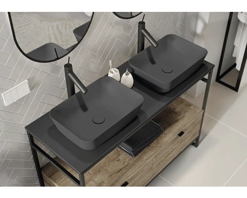 Kúpeľňa s umývadlovou skrinkou, umývadlami na dosku a vodovodnými batériami