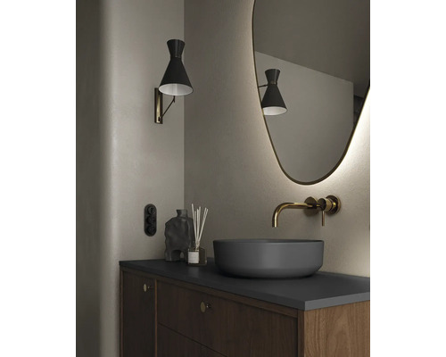 Kúpeľňa s umývadlom na dosku, nástennou batériou, zrkadlom, nástenným svietidlom a skrinkou pod umývadlo