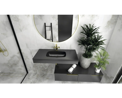 Kúpeľňa s umývadlom, zrkadlom, vodovodnou batériou a rastlinami