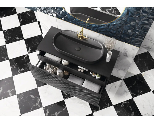 Kúpeľňa s umývadlom, skrinkou pod umývadlo a šachovnicovými dlaždicami